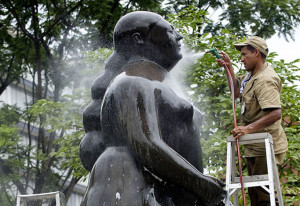 Arts-Most-Awkward-Moments-Sculpture-By-Fernardo-Botero